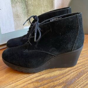 👗 White Mountain black suede lace up wedge ankle booties desert boots: